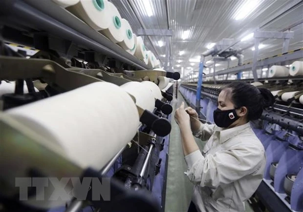 Sản xuất sợi tại Công ty Trách nhiệm hữu hạn Dệt Hà Nam. (Ảnh: Trần Việt/TTXVN)