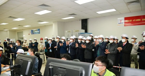 Đoàn công tác của Uỷ ban làm việc tại Nhà máy Nhiệt điện Thái Bình (Ảnh Minh Tâm) 