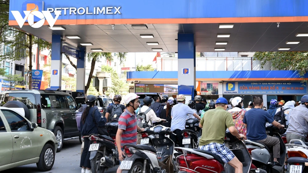 Cửa hàng xăng dầu bán nhỏ giọt khiến người dân ở Hà Nội gặp khó khăn khi mua xăng trong quý III/2022.