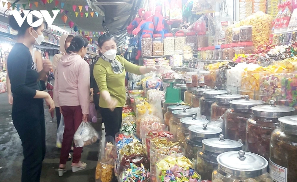 Người dân mua sắm Tết tại chợ Cồn.