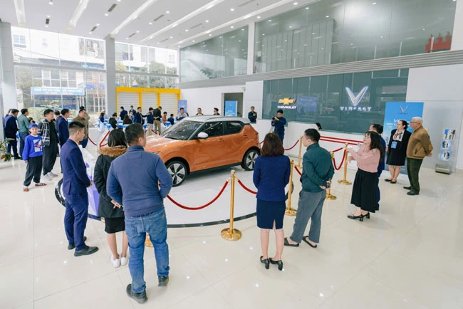 VF 5 Plus thu hút sự chú ý của khách hàng tại showroom VinFast Vinh (Nghệ An).