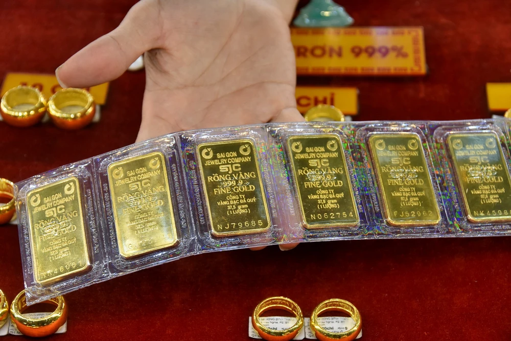 Giá vàng thế giới bật tăng, trong nước vượt 67,1 triệu đồng mỗi lượng