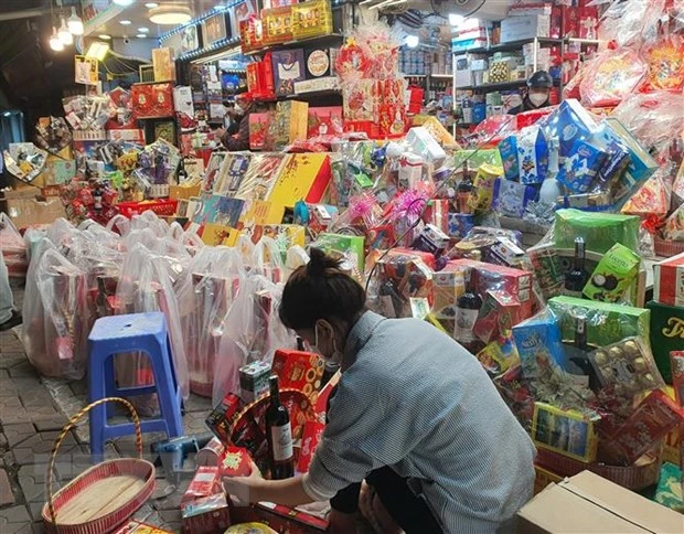 Đóng giỏ quà Tết tại một cửa hàng tại Hà Nội. (Ảnh: Phương Anh/TTXVN)