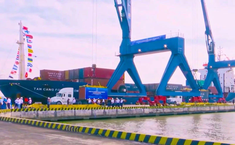 Tàu container cập bến cụm cảng Cần Thơ vào cuối năm 2022