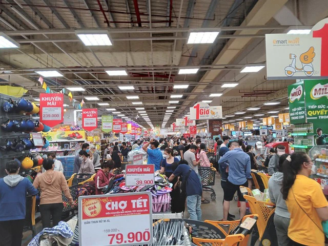 Lượng người mua sắm trong các siêu thị đã tăng vọt so với đầu tuần. Ảnh minh họa.