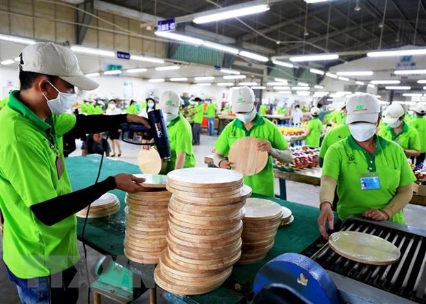 Công nhân làm thớt gỗ xuất khẩu tại Công ty cổ phần chế biến Gỗ Đức Thành, quận Gò Vấp, Thành phố Hồ Chí Minh trở lại làm việc sau Tết. (Ảnh: Hồng Đạt/TTXVN)