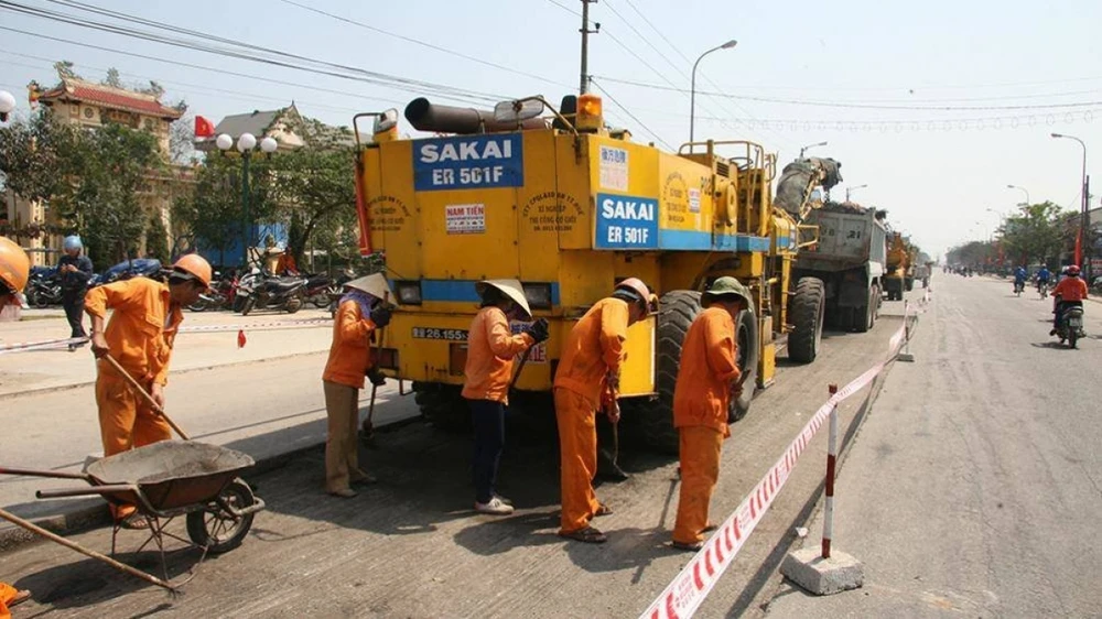 Bộ GTVT nêu rõ việc Cục Đường bộ tách riêng một hạng mục sửa cầu Sỏi trên tuyến đường Hồ Chí Minh qua huyện Lạc Thủy (Hòa Bình) là trái quy định của Luật Đấu thầu.