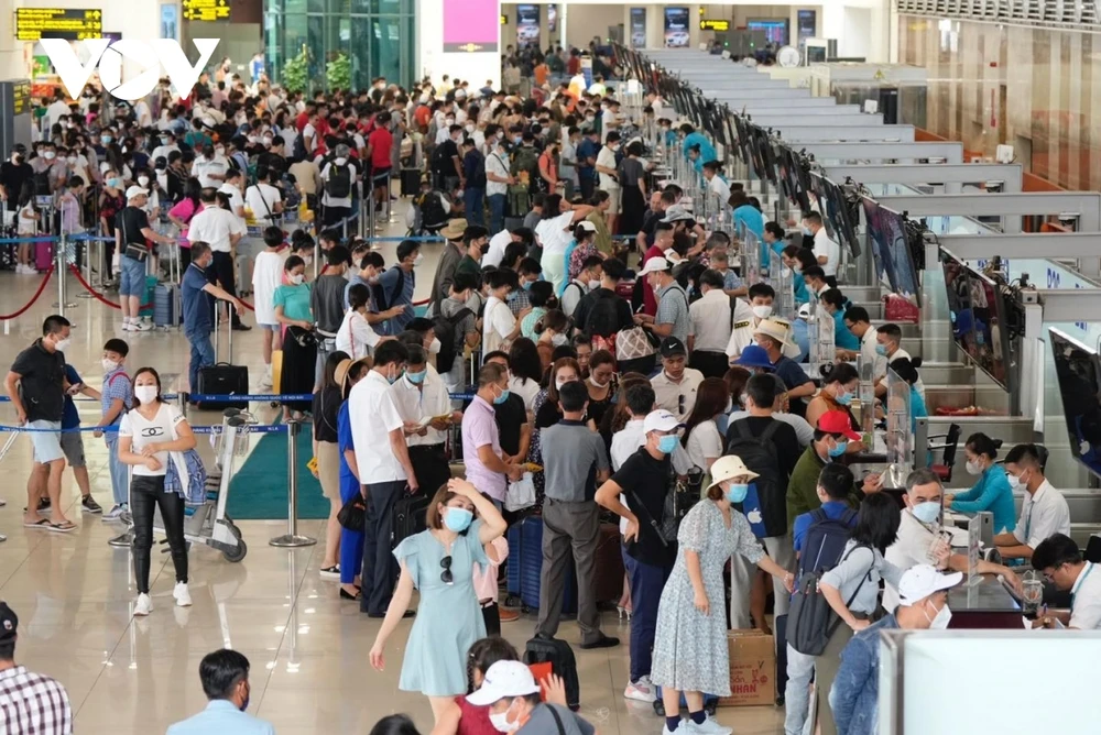 Hành khách làm thủ tục chuyến bay tại nhà Cảng hàng không quốc tế Nội Bài. 