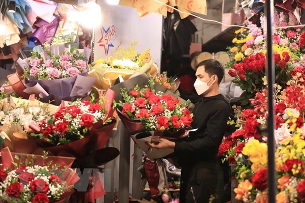 Hoa Hồng - hoa tượng trưng cho tình yêu được chọn mua nhiều trong dịp Lễ tình nhân. (Ảnh: Hoàng Hiếu/TTXVN)