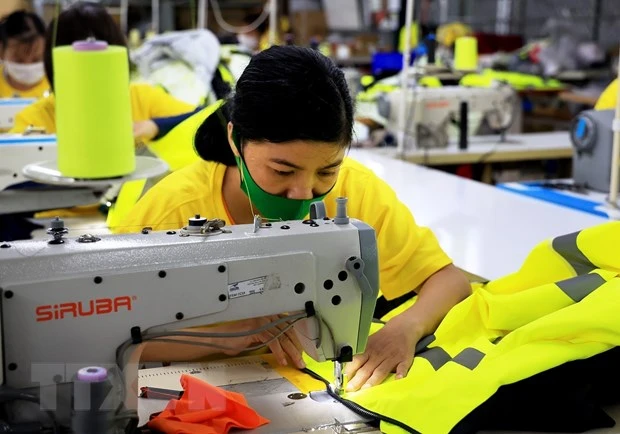 Công nhân Công ty Trách nhiệm hữu hạn May mặc Dony gia công hàng dệt may xuất khẩu. (Ảnh: Hồng Đạt/TTXVN)