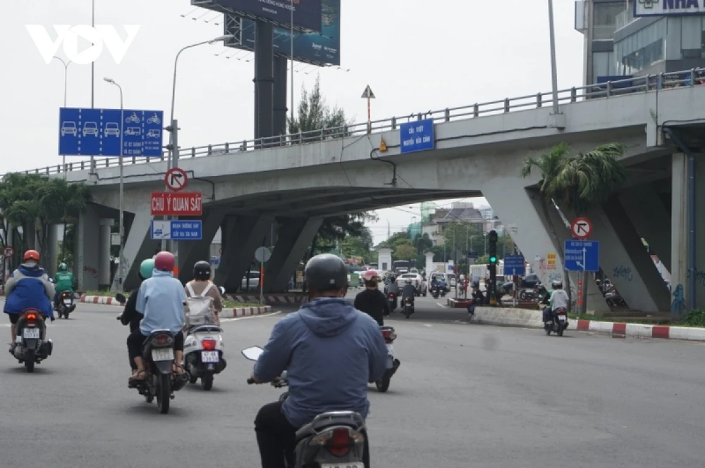 Sau khi xảy ra sự cố đứt hệ thống cáp neo dự ứng lực, chỉ xe máy được phép lưu thông qua cầu vượt Nguyễn Hữu Cảnh. (Ảnh: H.Khánh)