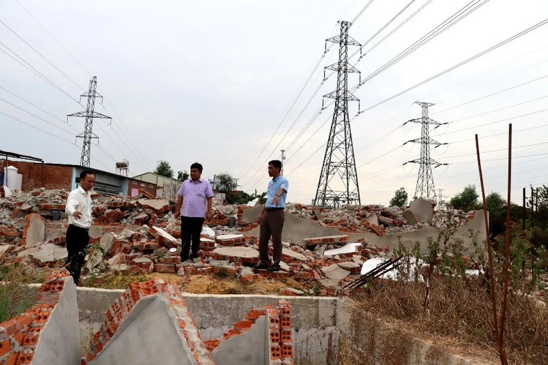 Hiện trường một công trình xây dựng trái phép dưới đường dây điện vừa bị cưỡng chế, tháo dỡ trả lại hiện trạng ban đầu ở thị trấn Hiệp Phước, huyện Nhơn Trạch.