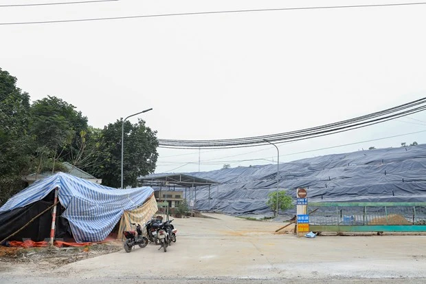 Khu vực lập lán trại chặn xe ngay trước cổng vào bãi rác Xuân Sơn. (Ảnh: Hoài Nam/Vietnam+)