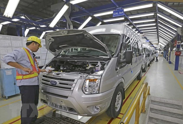 Sản xuất ôtô du lịch tại nhà máy lắp ráp ôtô Ford Hải Dương. (Ảnh: Trần Việt/TTXVN)