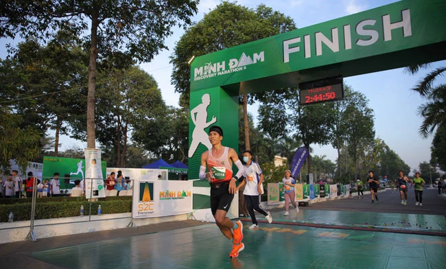 Trương Văn Tâm, một trong những runner nổi bật hiện nay, đang về đích tại cự ly full marathon 42km