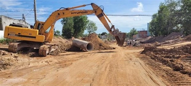 Dự án đầu tư công Chương trình mục tiêu xây dựng nông thôn mới tại xã Kim Long, huyện Châu Đức đang được khẩn trương thi công. (Ảnh: Hoàng Nhị/TTXVN)