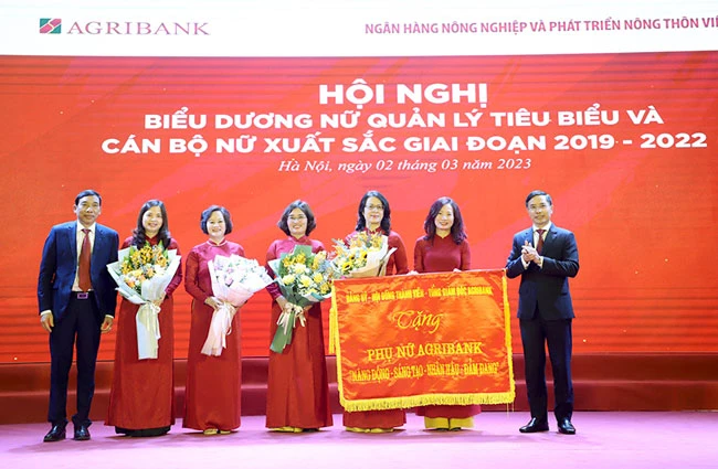 Đảng ủy - Hội đồng thành viên - Ban điều hành Agribank trao tặng nữ đoàn viên, người lao động bức trướng với 8 chữ vàng: Năng động – Sáng tạo – Nhân hậu – Đảm đang