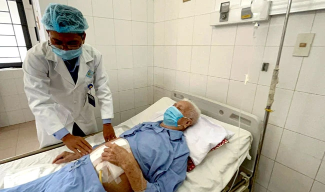 Bác sĩ chăm sóc cho cụ ông 85 tuổi, sau khi phẫu thuật thành công