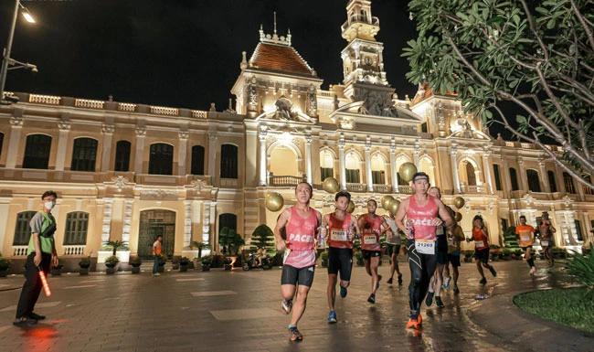 3.000 VĐV tranh tài giải chạy HCMC Night Run Thang Loi mùa 2