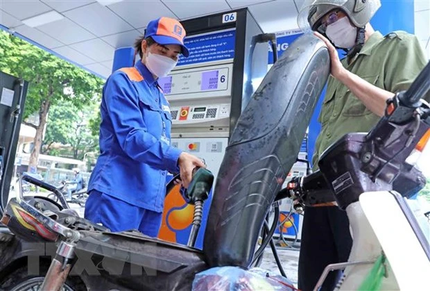 Người dân mua xăng tại một cửa hàng xăng dầu ở quận Cái Răng, thành phố Cần Thơ. (Ảnh: Thanh Liêm/TTXVN)