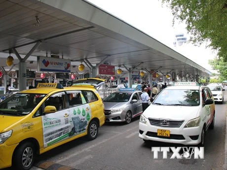 Yêu cầu báo cáo vụ taxi ở sân bay Tân Sơn Nhất 'gánh' nhiều loại phí