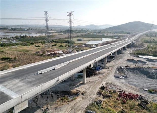 Một phần tuyến cao tốc đoạn Vĩnh Hảo - Phan Thiết được triển khai thi công. (Ảnh: TTXVN phát)