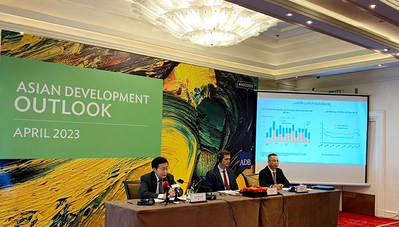 ADB dự báo tăng trưởng kinh tế Việt Nam năm 2023 là 6,5%