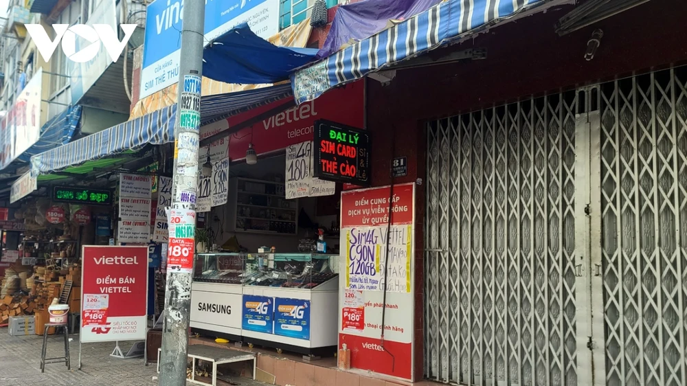 Cửa hàng bán sim điện thoại tại đường Nguyễn Phúc Nguyên (Phường 8, Quận 3) trong tình trạng vắng khách những ngày qua. Ảnh: Hoàng Minh