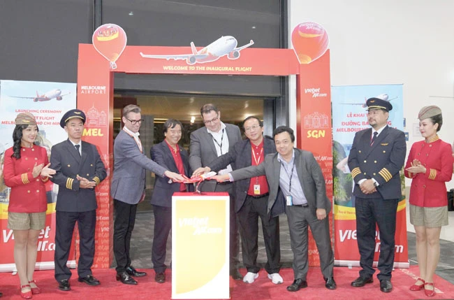 Phó Tổng giám đốc Vietjet Nguyễn Đức Thịnh cùng đại diện sân bay Melbourne thực hiện nghi thức khai trương đường bay tại Melbourne