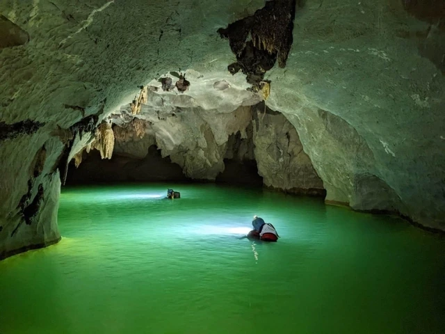 Sông ngầm trong hang động mới được phát hiện. Ảnh: Chinhphu.vn