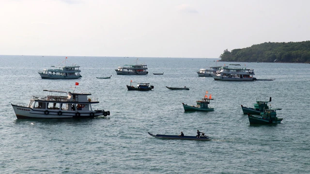 Du thuyền phục vụ du khách tham quan, du lịch, trải nghiệm trên vùng biển đảo Phú Quốc (Kiên Giang). (Ảnh: TTXVN)