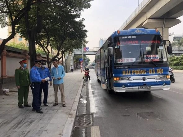 Lực lượng chức năng kiểm tra xe khách trên đường Quang Trung, quận Hà Đông, Hà Nội. 