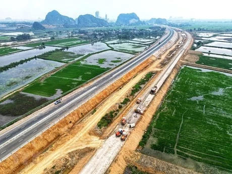 Nhà thầu 'chạy đua' hoàn thành 3 dự án cao tốc Bắc-Nam dịp 30/4