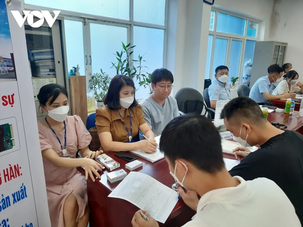 Lao động xuất khẩu về nước tìm kiếm thông tin tuyển dụng tại phiên dịch vụ việc làm Hà Nội. 