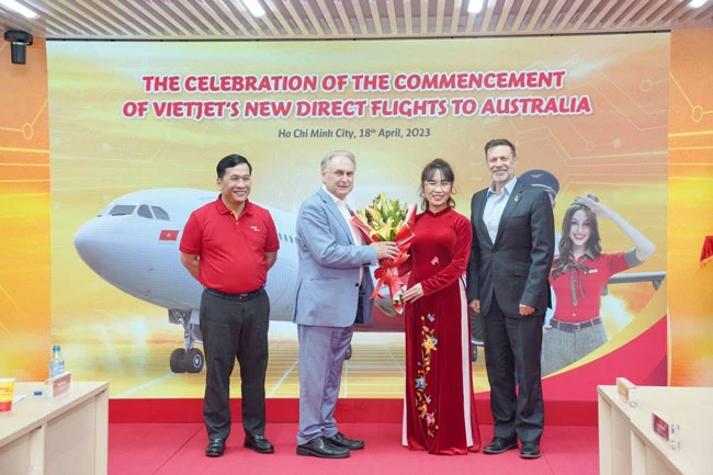 Vietjet President & Chairwoman Nguyen Thi Phuong Thao, CEO Dinh Viet Phuong welcomed Minister Farrell (the second from the left) and Australia’s Ambassador to Vietnam Andrew Goledzinowski (on the far right).