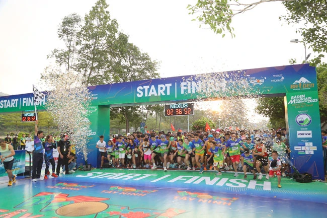 Hơn 7.000 runners từ các nhóm tuổi khác nhau tham gia BaDen Moutain Marathon 2023. Ảnh: Nexus Sport Event