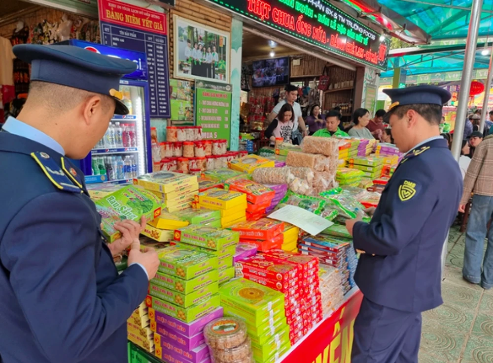 Lực lượng chức năng kiểm tra, giám sát chặt hoạt động buôn bán dịp nghỉ lễ 30/4- 1/5 và Lễ giỗ tổ Hùng Vương 2023. 
