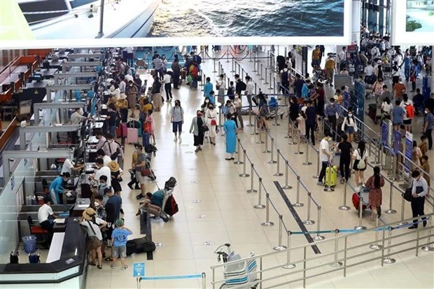 Hành khách làm thủ tục check-in tại nhà ga T1 sân bay Nội Bài. (Ảnh: Huy Hùng/TTXVN)