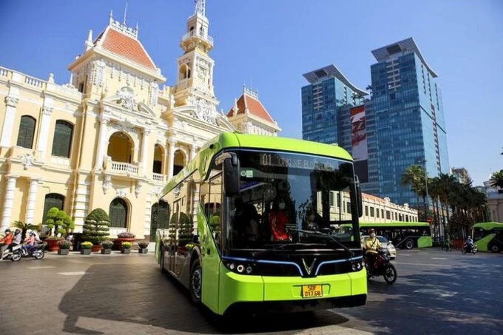 Tăng cường xe buýt điện, hướng đến mục tiêu "nâng chất" giao thông công cộng