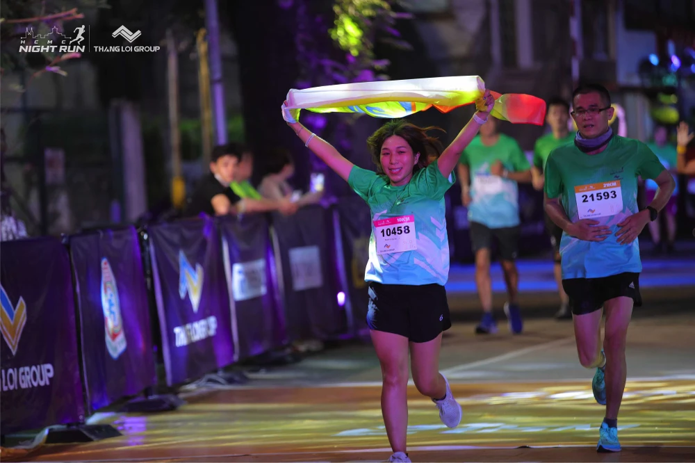 2.200 VĐV từ 22 quốc gia và vùng lãnh thổ trên thế giới dự Giải chạy đêm Ho Chi Minh City Night Run 