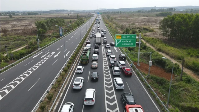 Những dòng xe đầu tiên đi vào cao tốc Dầu Giây - Phan Thiết sau lễ thông xe sáng 29/4. (Ảnh: Dân trí)