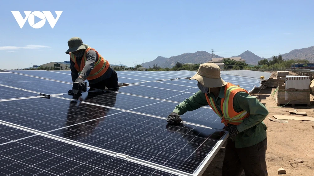 EVN-EPTC đang xem xét mức giá mua điện tạm thời cho nhà máy điện mặt trời mặt đất là 592,45 đồng/kWh.