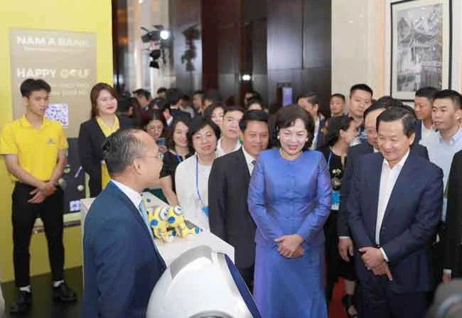 Phó Thủ tướng Chính phủ Lê Minh Khái và Thống đốc NHNN Nguyễn Thị Hồng cùng đoàn đại biểu tham quan hệ sinh thái Ngân hàng số Nam A Bank
