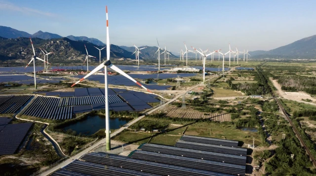 Bộ Công Thương hỏa tốc yêu cầu EVN đàm phán mua điện gió, mặt trời trước ngày 27-5