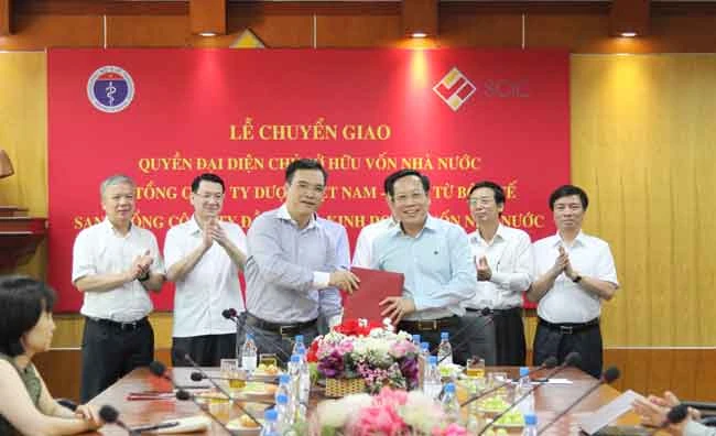 Ông Lê Đức Luận (bên phải), Thứ trưởng Bộ Y tế và ông Nguyễn Chí Thành (bên trái), Chủ tịch HĐTV SCIC ký biên bản chuyển giao Vinapharm từ Bộ Y tế sang SCIC