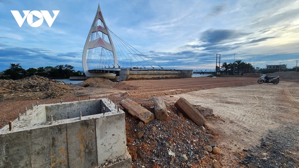 Cầu dây văng bắc qua sông Hiếu hoàn thành nhưng chưa thể nối thông vì đường kết nối hai đầu cầu chưa thi công.