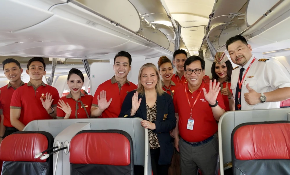 Tổng giám đốc Vietjet Đinh Việt Phương cùng phi hành đoàn Vietjet thực hiện chuyến bay đầu tiên từ TP.HCM đi Brisbane
