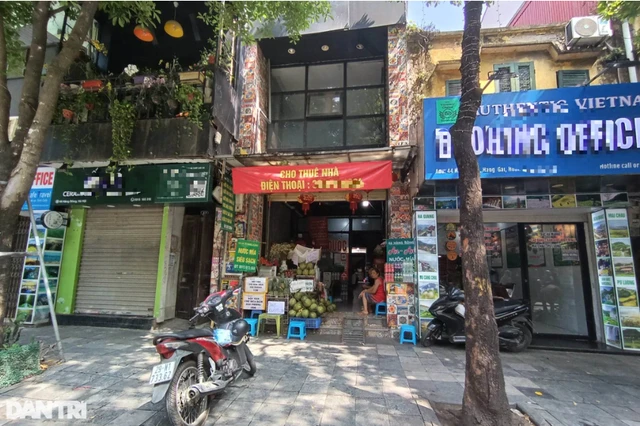 Một mặt bằng kinh doanh trên phố Hàng Bông (Hoàn Kiếm, Hà Nội) treo biển cho thuê nhà