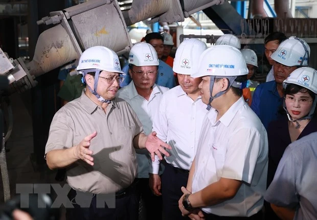 Thủ tướng Phạm Minh Chính đến kiểm tra tình hình sản xuất và cung ứng điện tại Công ty Nhiệt điện Mông Dương, thành phố Cẩm Phả. (Ảnh: Dương Giang/TTXVN)