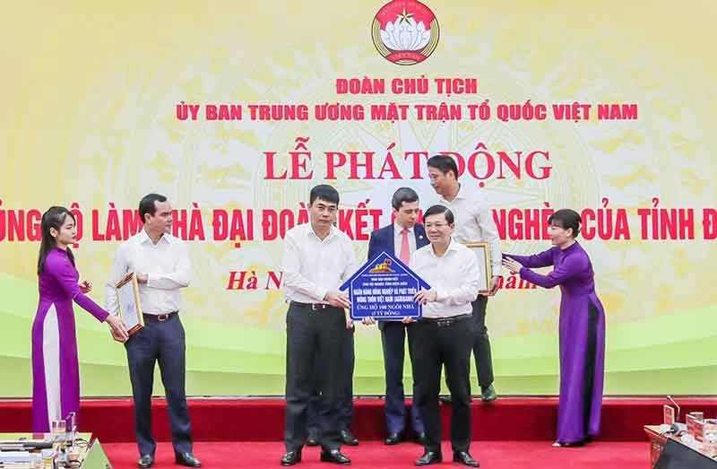 Đồng chí Nguyễn Minh Phương, Thành viên HĐTV Agribank trao ủng hộ 05 tỷ đồng để xây dựng 100 ngôi nhà Đại đoàn kết tại tỉnh Điện Biên
